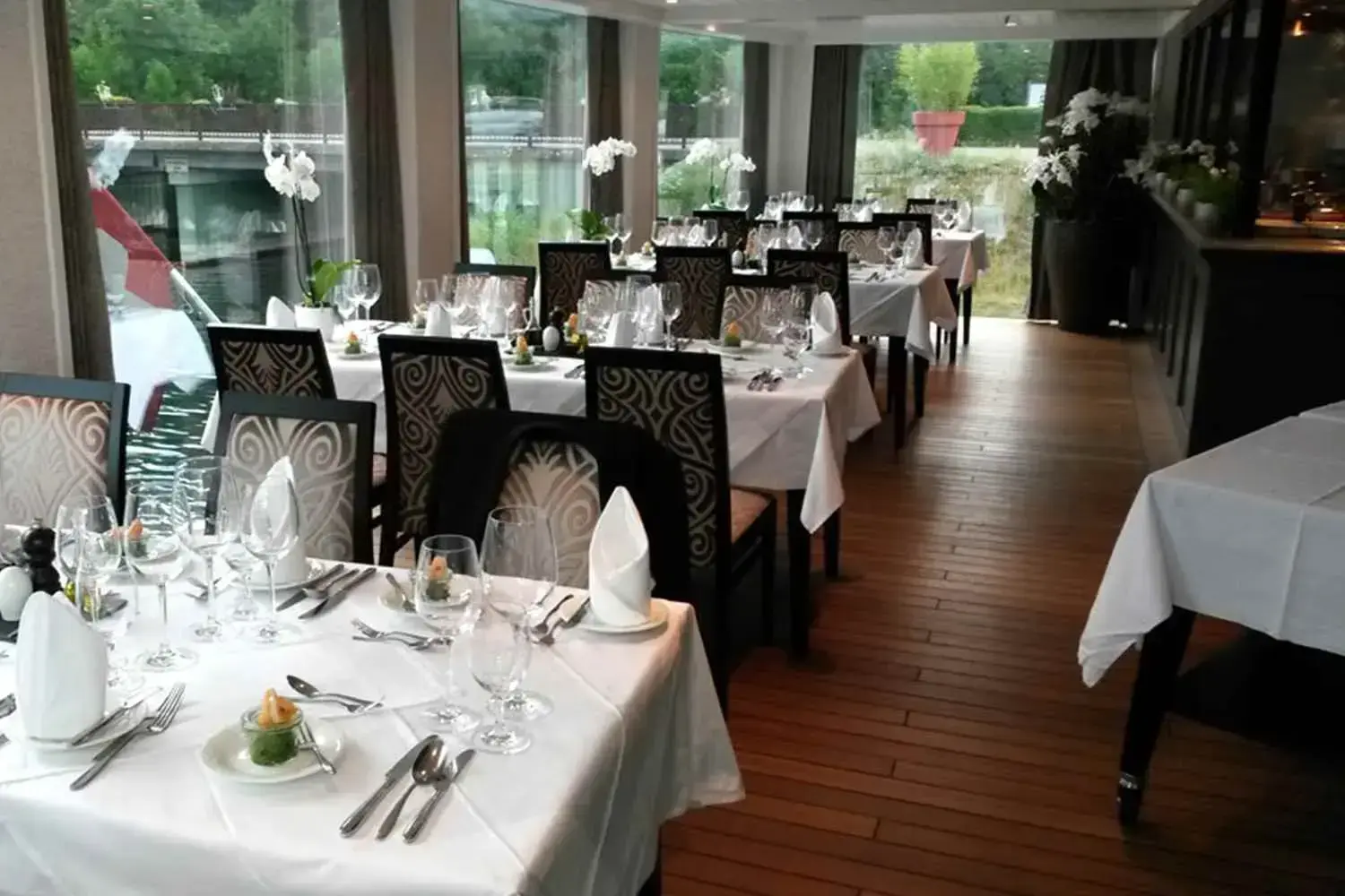 ship_9_dining_chefstable_gallery.webp