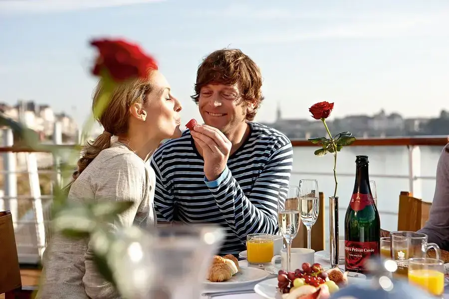 RH_DLX_PEOPLE_FRUEHSTUECK_03_web_51_e4ab03f24d.webp