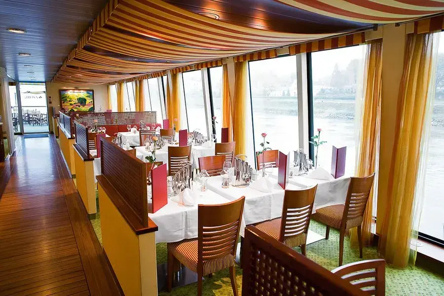 DO_DLX_RESTAURANT_01_web_01_e82320af37.webp