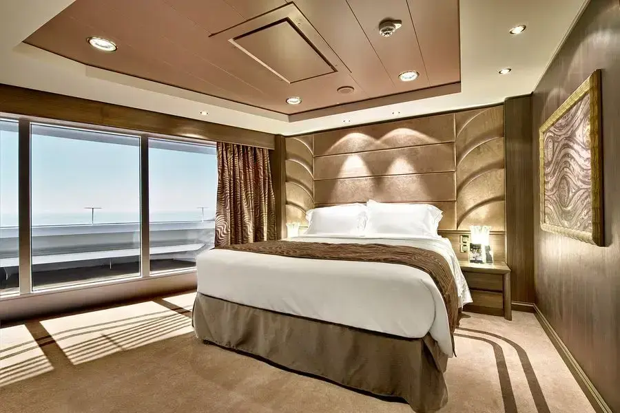 06_Ship_Suite with_panoramic_sealed_window.webp