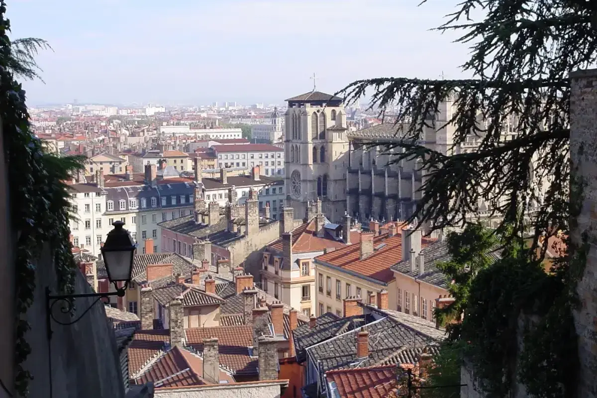 Au_dessus_du_quartier_Saint-Jean.webp