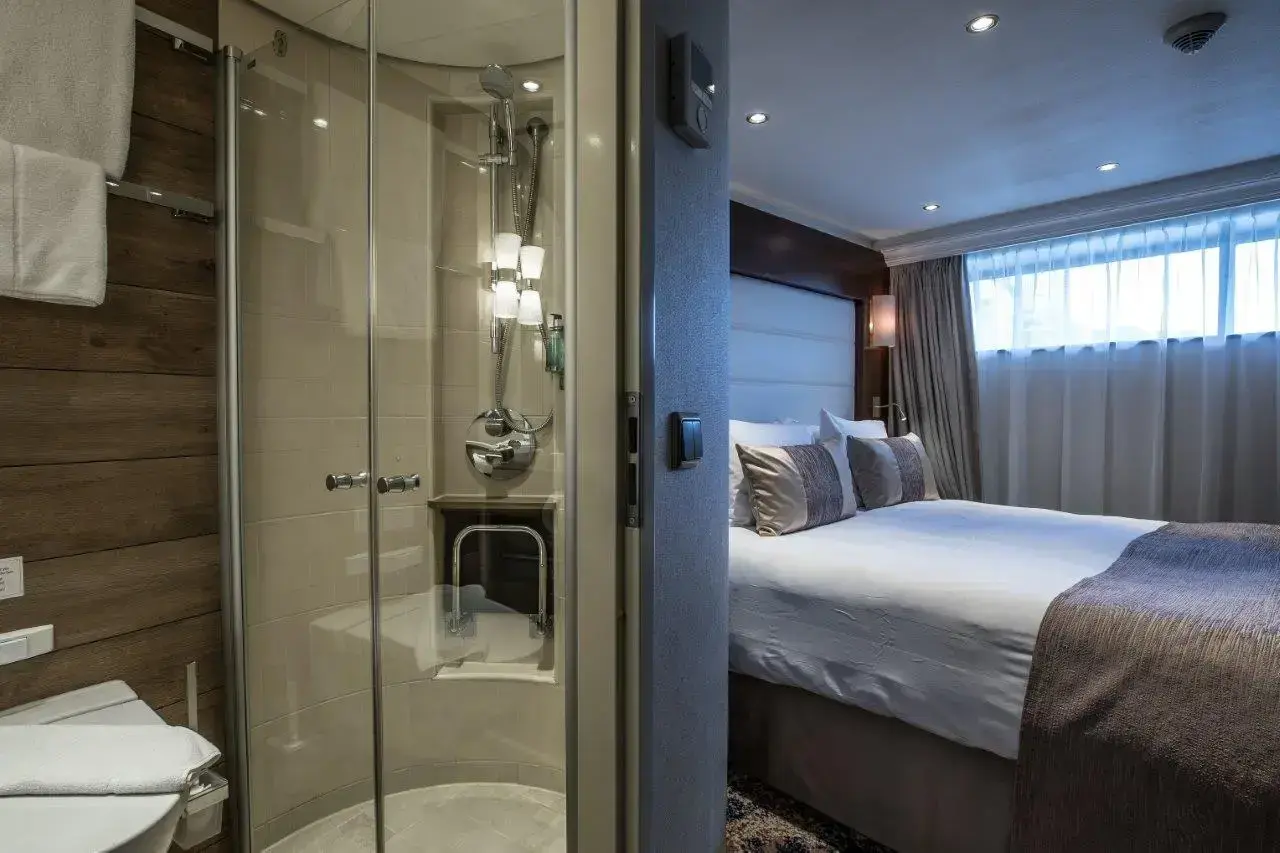 BW room 114-5776.webp