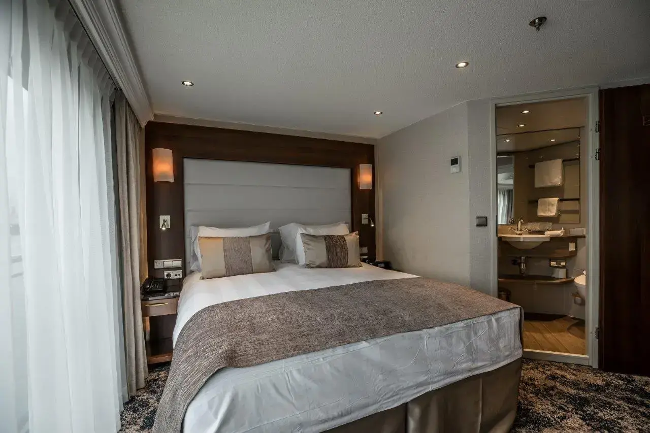 BW Room 228-5614.webp