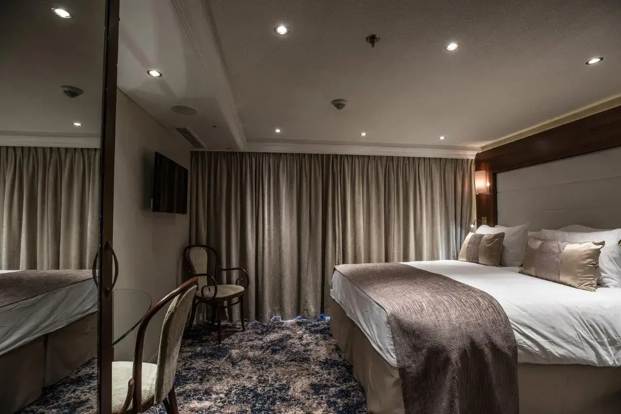 BW Room 228 by night-5632.webp