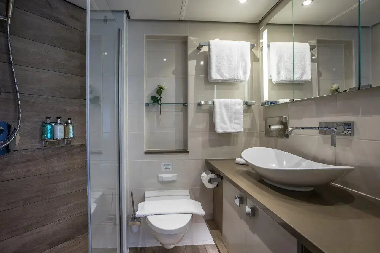 BW Room 302-5337.webp