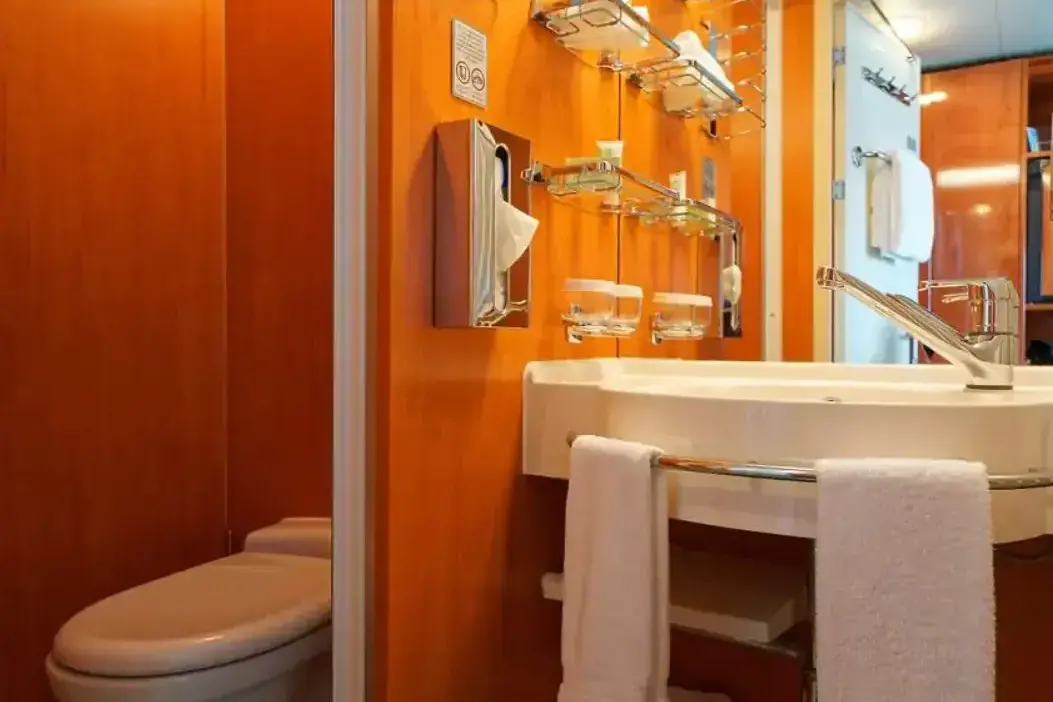 norwegian_jade_s_bath 1.webp
