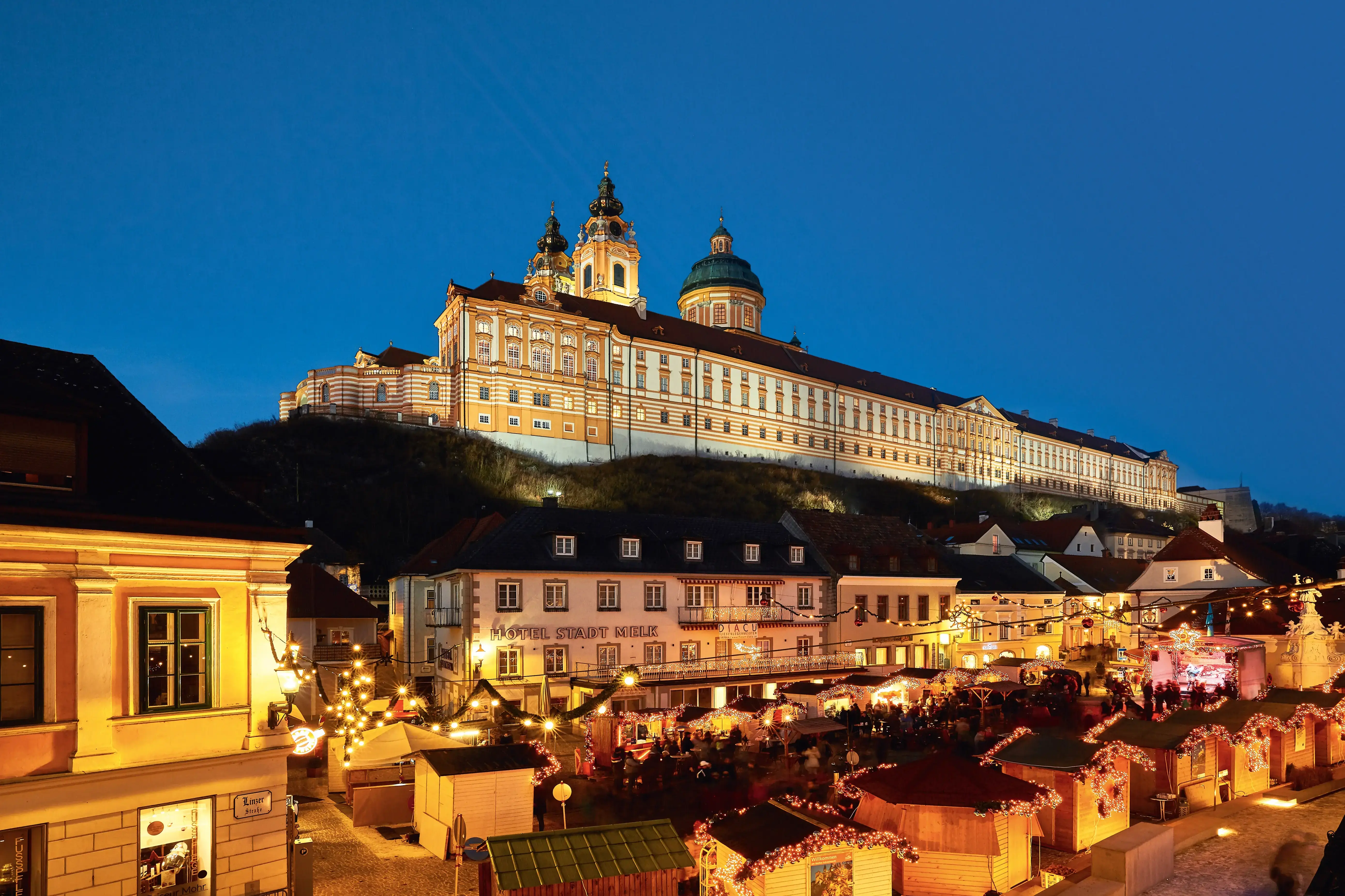 Lueftner_Cruises_Amadeus_Danube_Austria_Wachau_Melk_Abbey_Winter_Advent__c_NOE_Wachau_StiftMelk_Advent.webp
