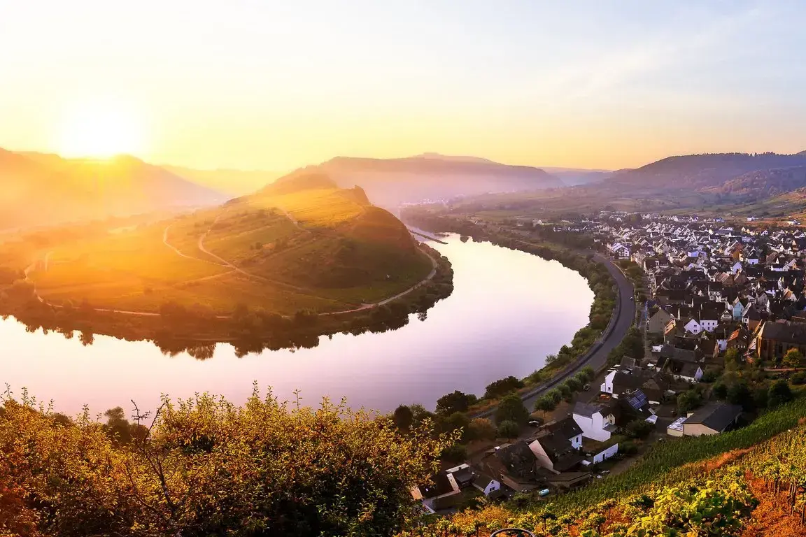 csm_AdobeStock_123128053_Moselschleife_Bremm__f57fb4d651.webp