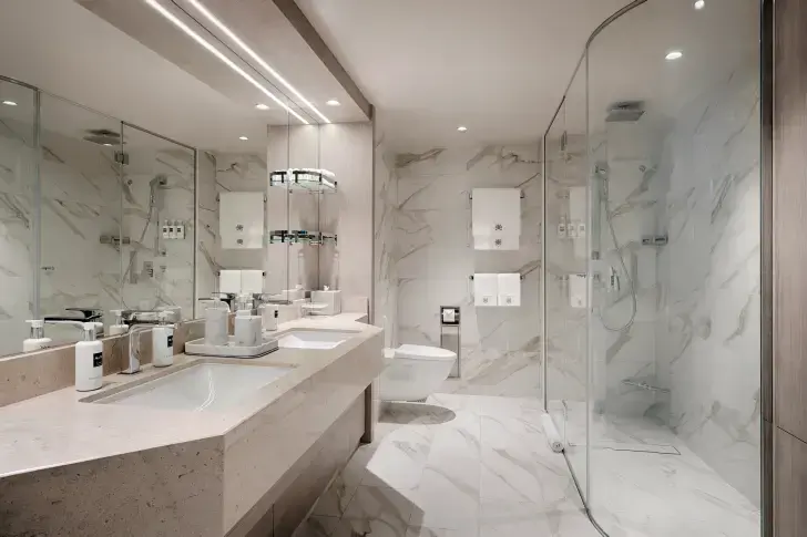 MSC25042133MSC World America, MSC Yacht Club Owner's Suite with Whirlpool Bath - Bathroom (YC4).webp