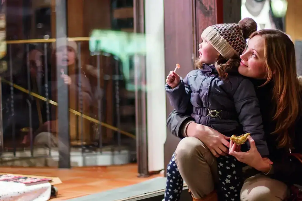 csm_RN_DLX_WEIHNACHTSSHOPPING_MUTTER_KIND_01_39L_a881534979.webp