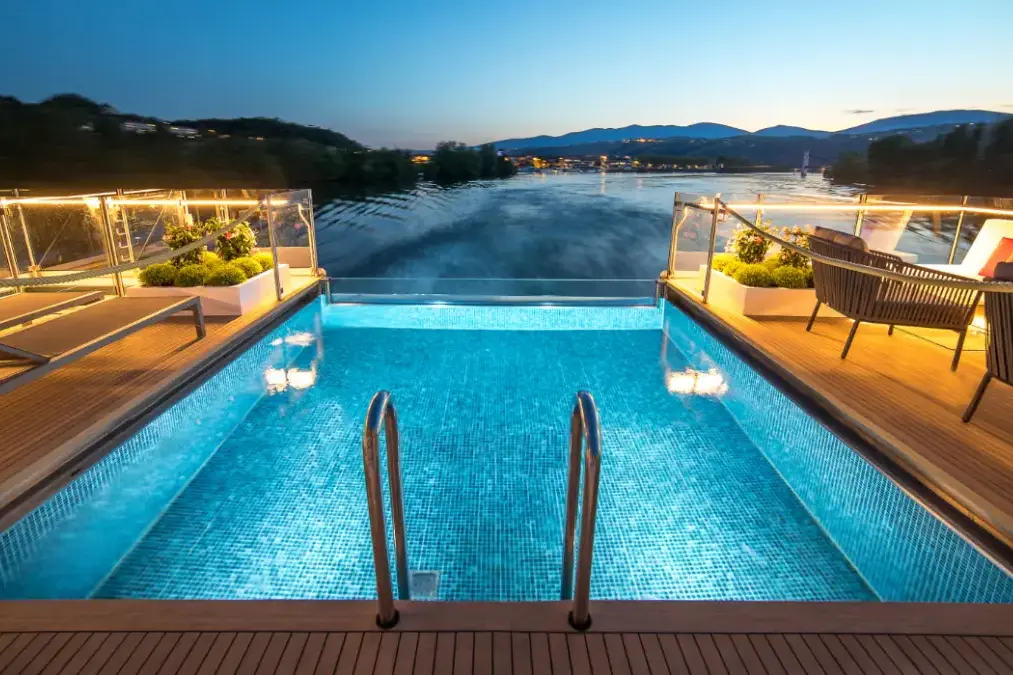 amadeusprovence_infiniry_pool.webp