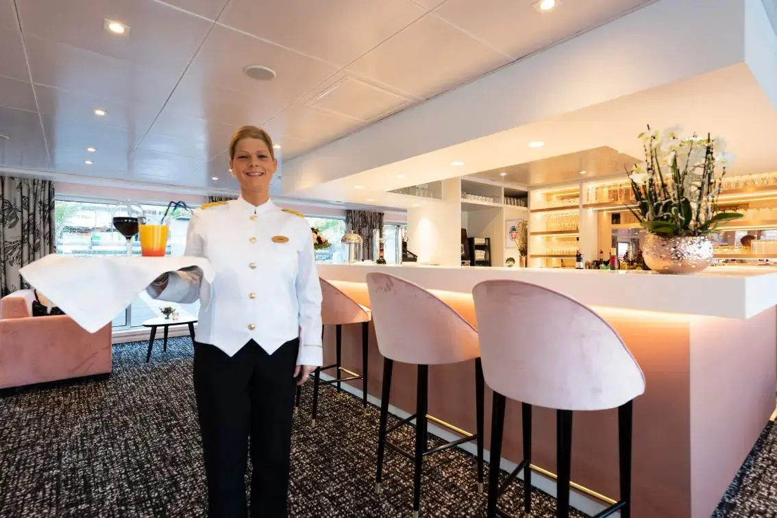 Salon and bar 6.webp