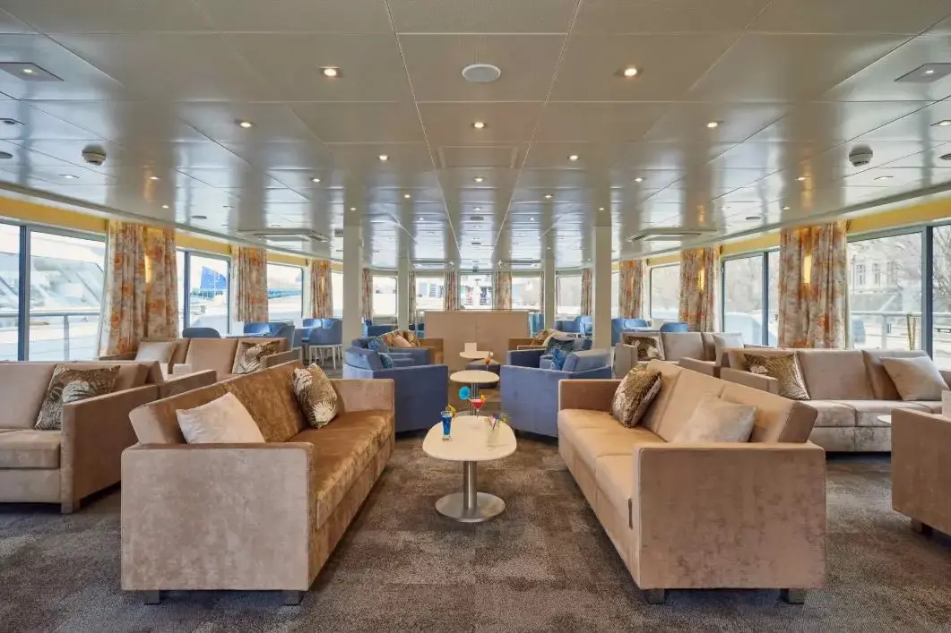 salon and bar_1.webp