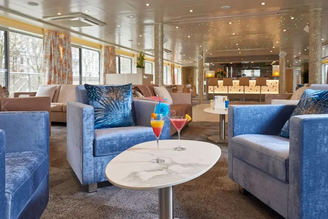 salon and bar_3.webp