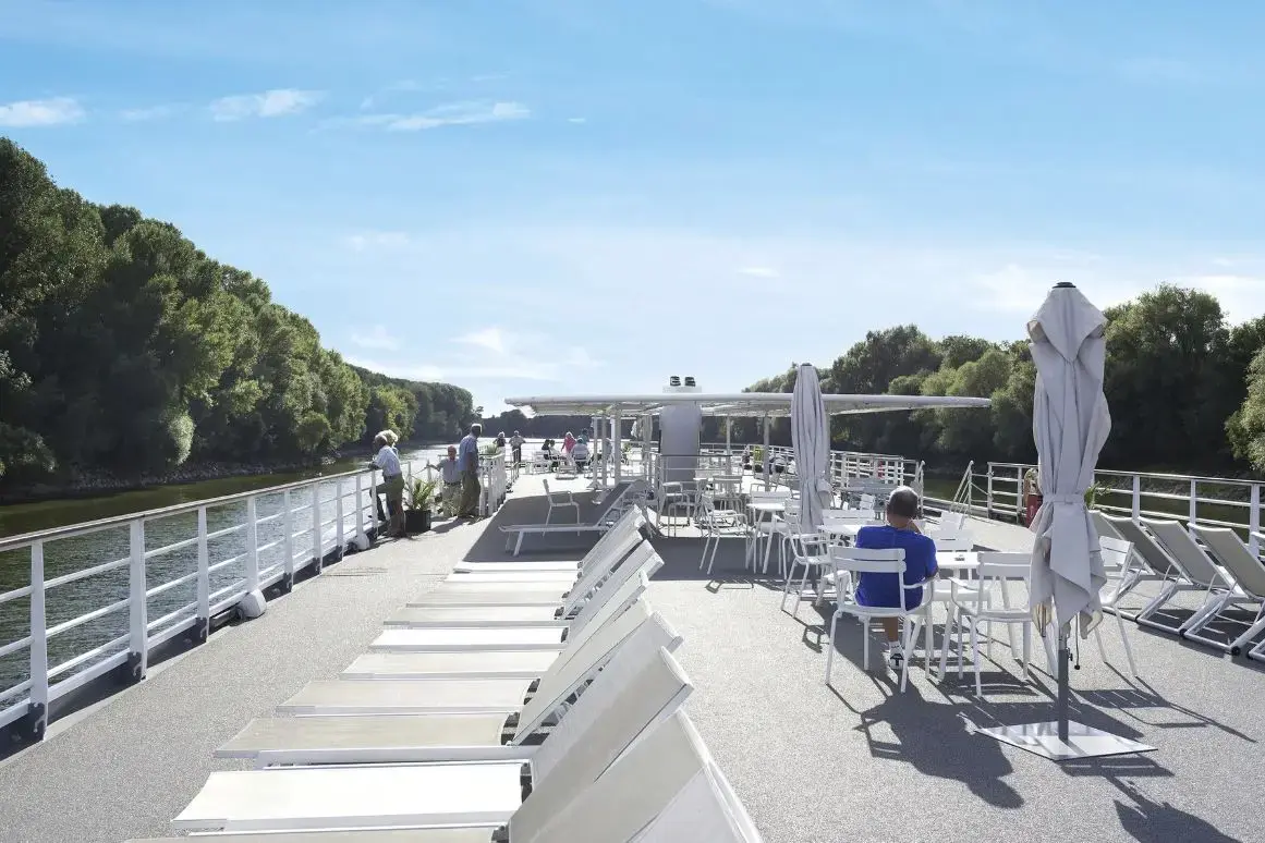 SUNDECK.webp