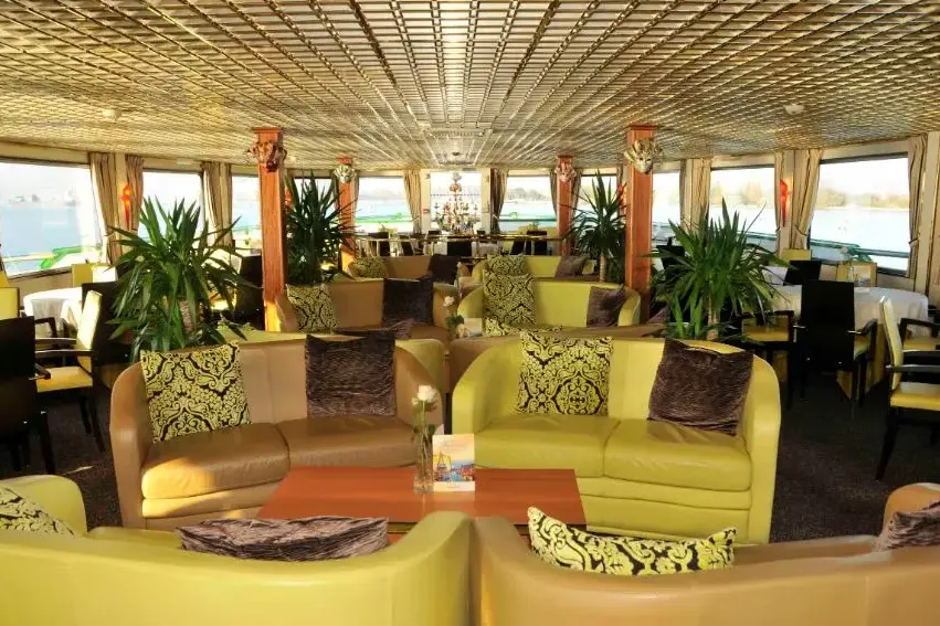 36 Lounge Bar 2.webp