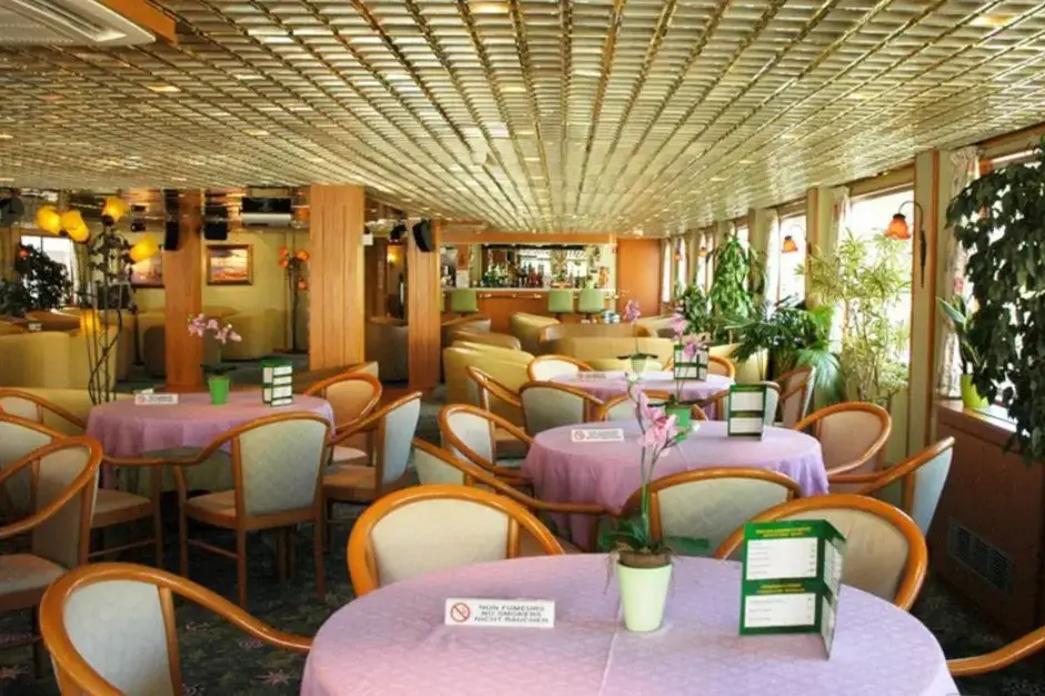 MS Infante Don Henrique Salon Bar 1.webp