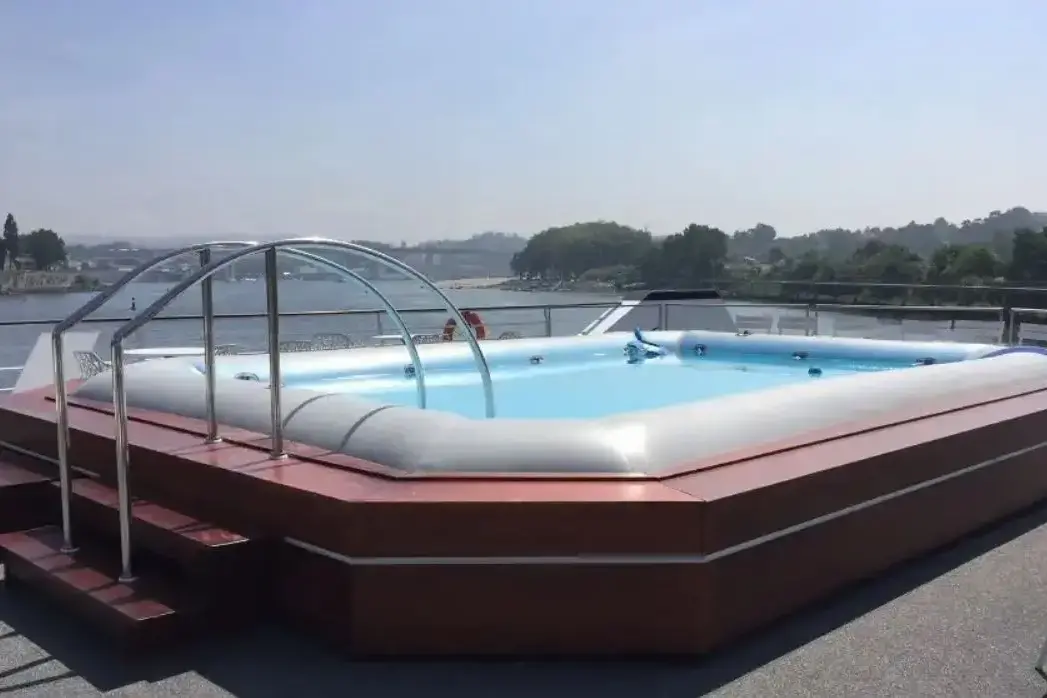 MS_Fernao_de_Magalhaes_pool.webp