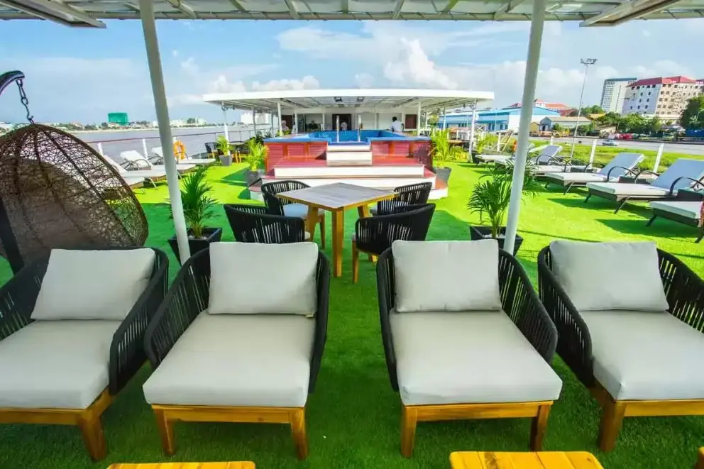 RV Indochine II 1 pool.webp