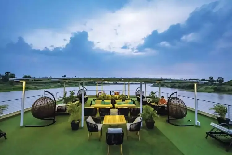 RV Indochine II 2 Sun Deck.webp