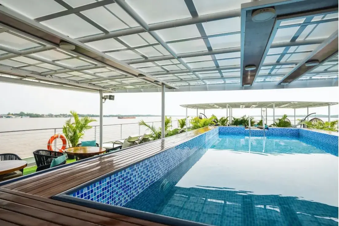 RV Indochine II 4 pool.webp