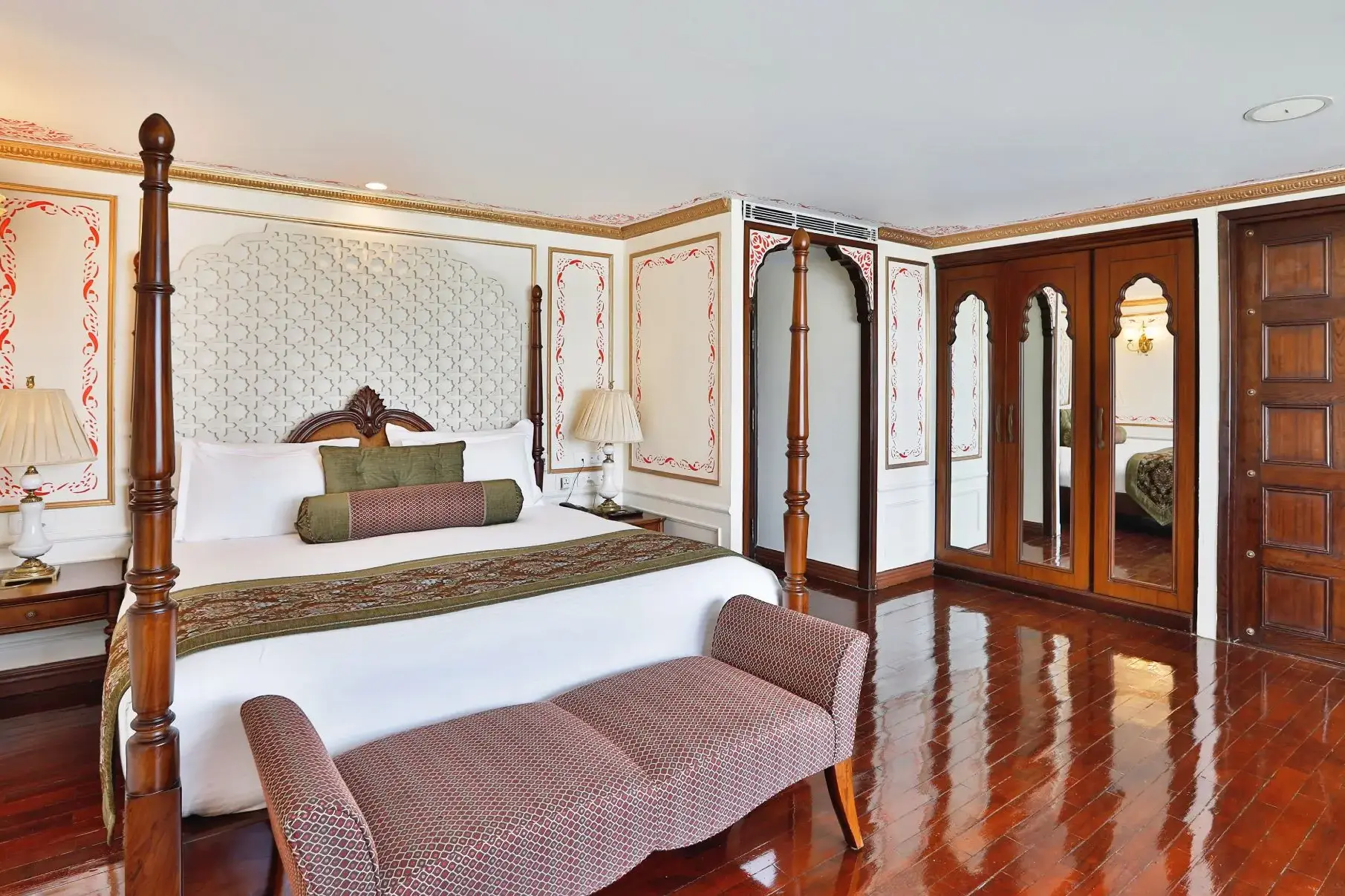 RV Ganges Voyager Maharaja Suite ©CroisiEurope 4.webp