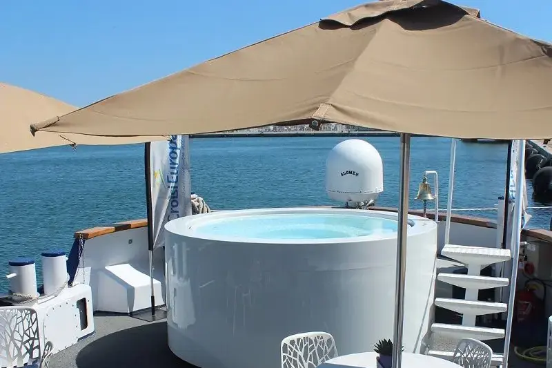 jacuzzi--ms-madeleine.webp